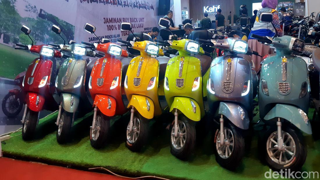 Ada Motor Listrik Desainnya Mirip Banget Vespa, Begini Tanggapan ...