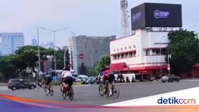 A car crashes into a cyclist in Harmoni, in the center of Jakarta, the driver escapes