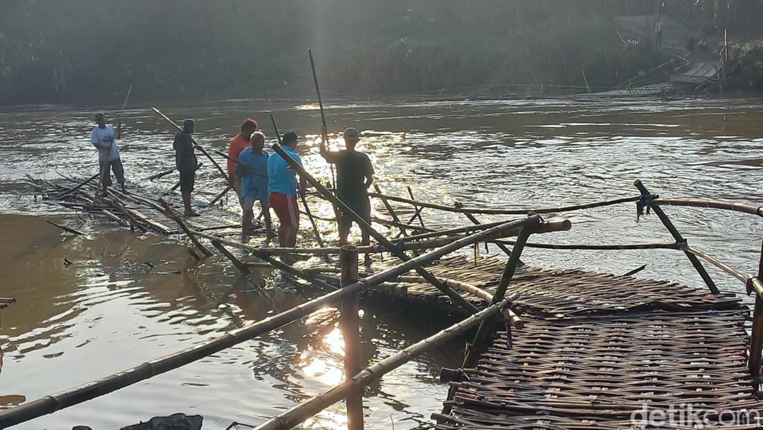 Jembatan Sesek Ngepung Putus Diterjang Arus Bengawan Solo