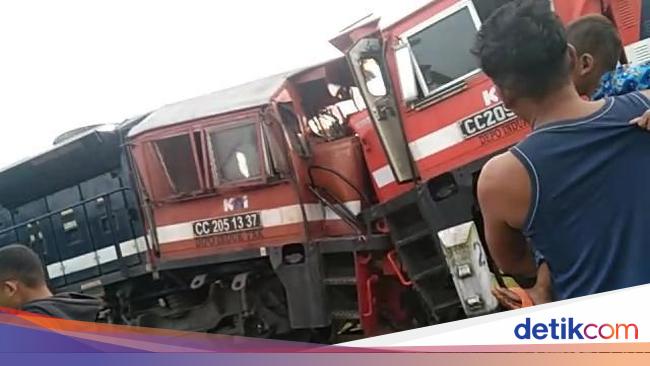 kereta api tabrakan di jalur rel