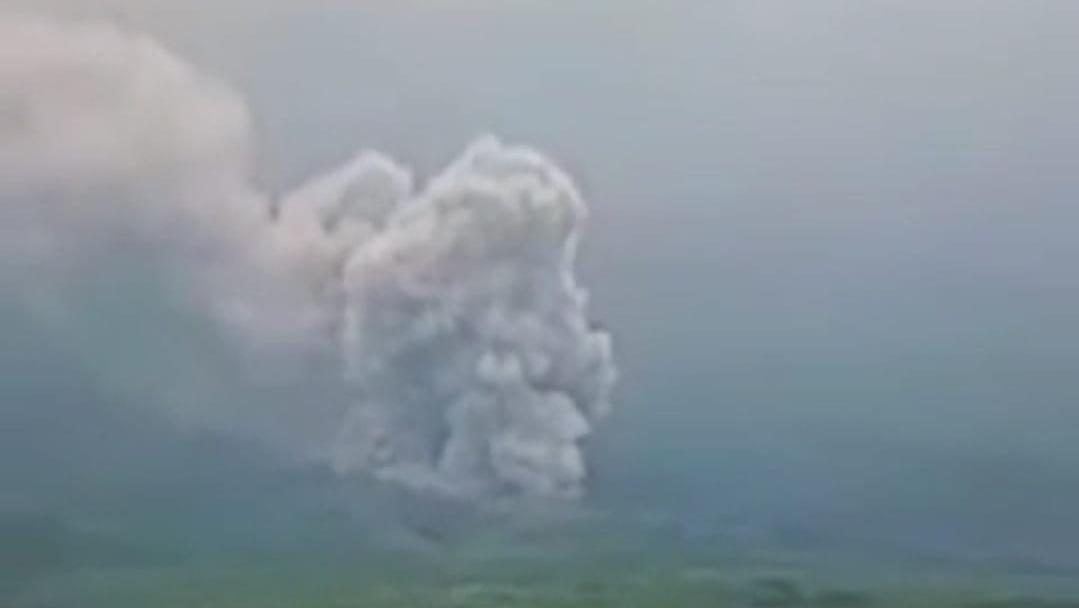 Gunung Semeru Luncurkan Awan Panas Sejauh 4,5 KM