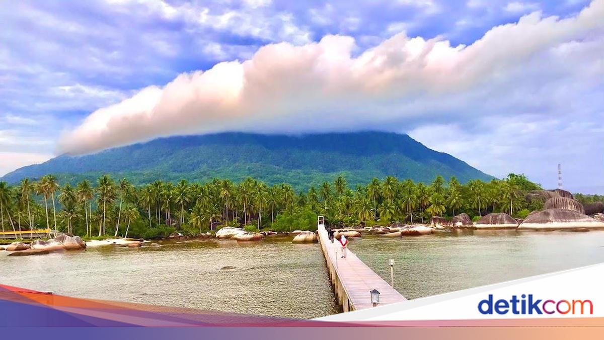 Potret Lukisan Alam Nan Indah Gunung Ranai dari Natuna