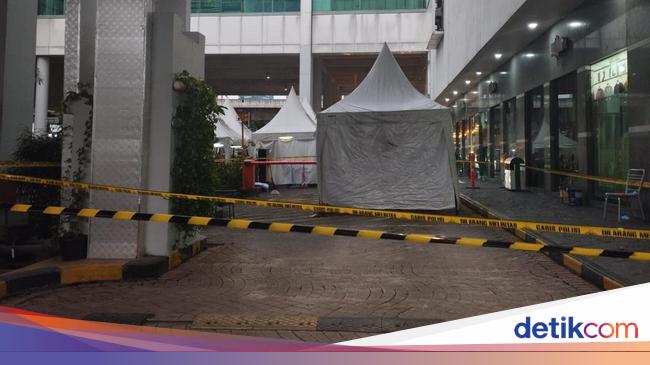 Body of man suspected of suicide evacuated at South Jakarta Mall, crime scene lined up by police