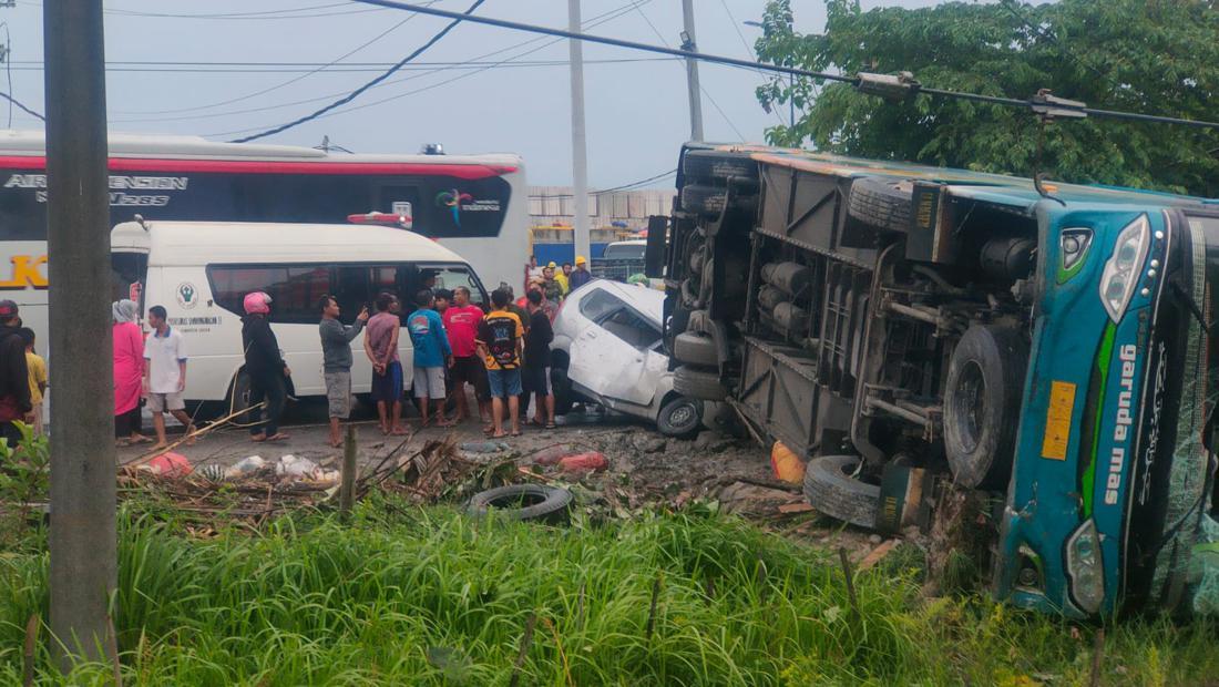 Bus Terguling Menimpa Mobil Di Jalan Sragen-Ngawi, 5 Korban Luka