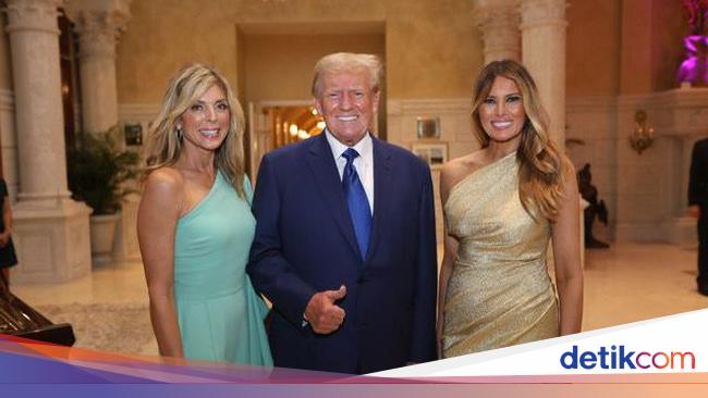 Donald Trump smiles before his daughter gets married, flanked by Melania and his ex-wife