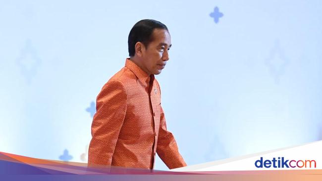 The style of Jokowi in a typical Khmer shirt during the Cambodian Prime Minister’s dinner