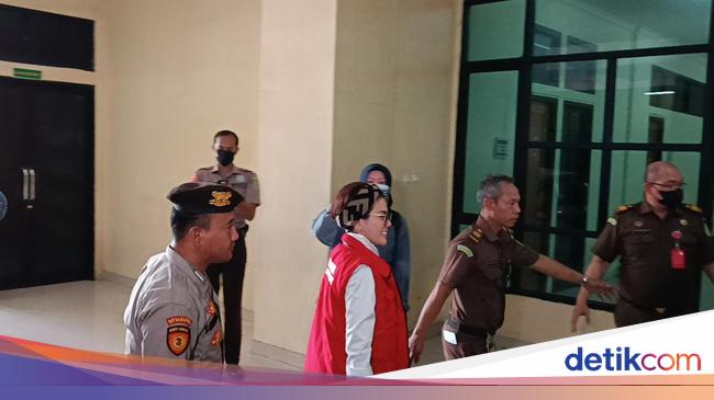 Nikita Mirzani Klaim Dibayar Ratusan Juta Sekali Catwalk di Sidang Mail