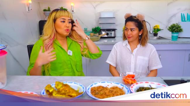 Pinkan Mambo bersama keluarga