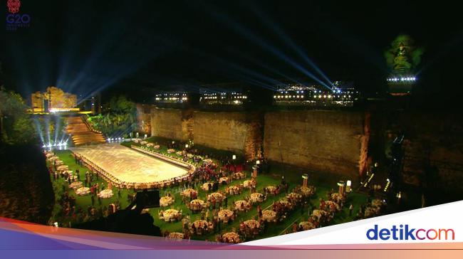 Megawati and SBY attend the G20 welcome dinner in Bali