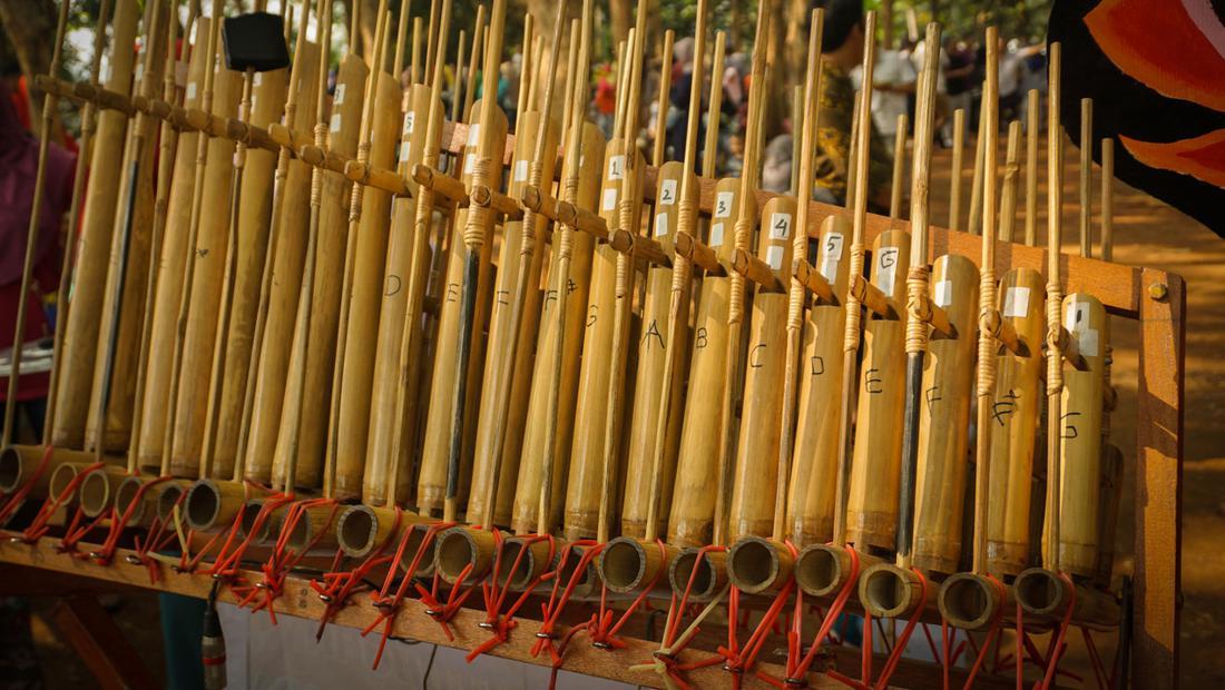 Angklung Berasal Dari Mana? Simak Sejarah Dan Cara Memainkannya