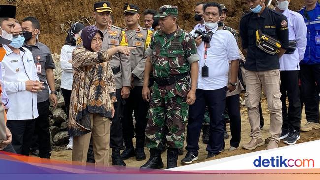 Mensos Risma Salurkan Bantuan Ke Korban Bencana Di Sukabumi