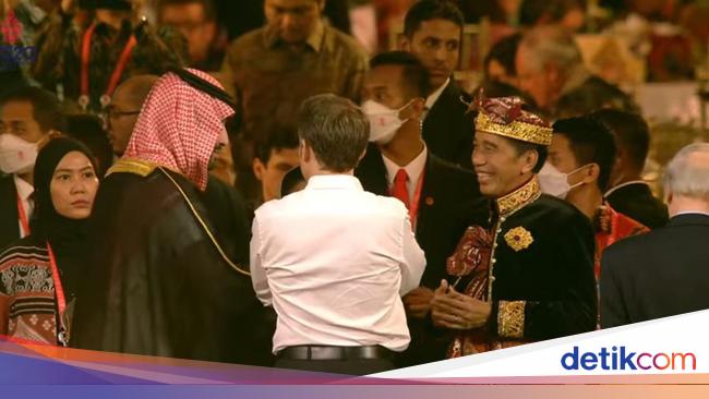 Jokowi’s warm moment with Macron and MBS at the G20 Bali Summit welcome dinner