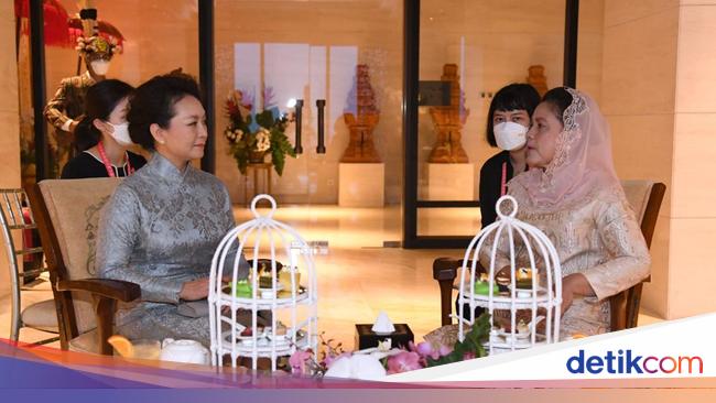 Iriana Jokowi and Madam Peng Liyuan exchange traditional musical instruments