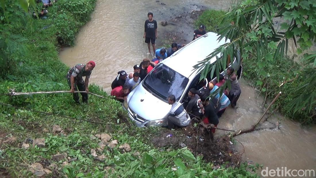 Hilang Kendali, Mobil Jemputan Anak Terperosok Ke Sungai