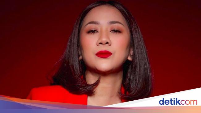 Merah Menyala Pose Tante Ernie Tegaskan Bukan Kampanye Partai