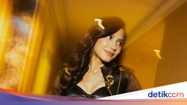 Pevita Pearce Tampil Seksi Di Premier Sri Asih Pakai Kebaya Badass