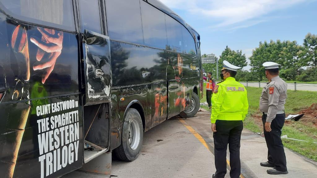 Bus Rombongan Peziarah Asal Serang Banten Alami Kecelakaan Di Tol Cipali