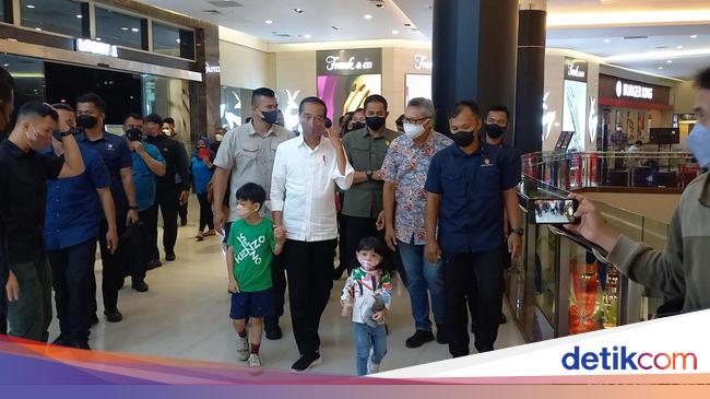 Jokowi travels with Jan Ethes and La Lembah to Solo Mall