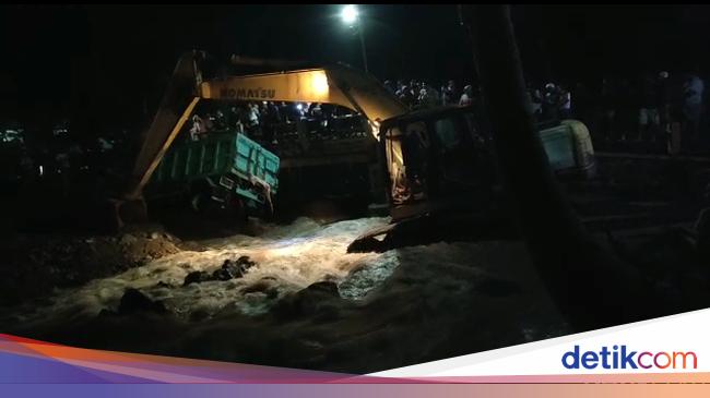 Truk Penambang Pasir Terguling Terseret Banjir Lahar Semeru