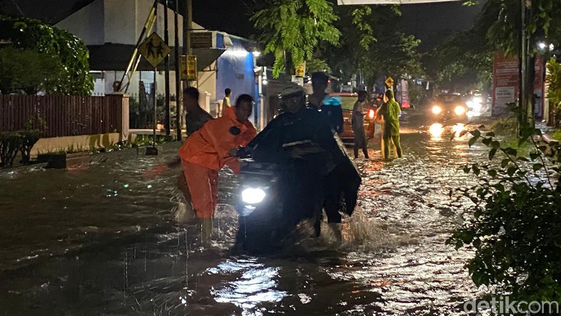 Banjir Akibat Hujan Deras Sempat Rendam 5 Ruas Jalan Di Kota Jember