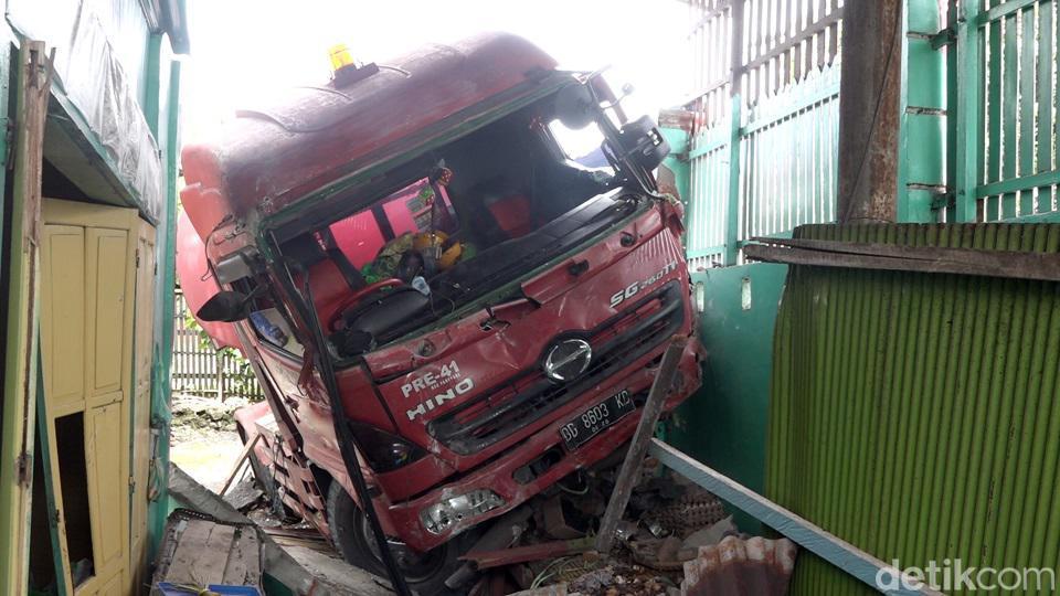 Sopir Diduga Ngantuk, Truk Pertamina Di Polman Oleng-Tabrak Rumah Warga