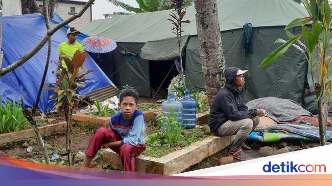 Korban Gempa M 5 6 Cianjur Dirikan Tenda Di Area Kuburan