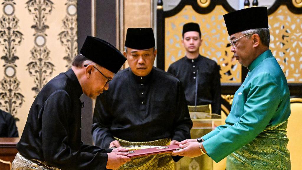 Momen Anwar Ibrahim Resmi Jadi PM Malaysia