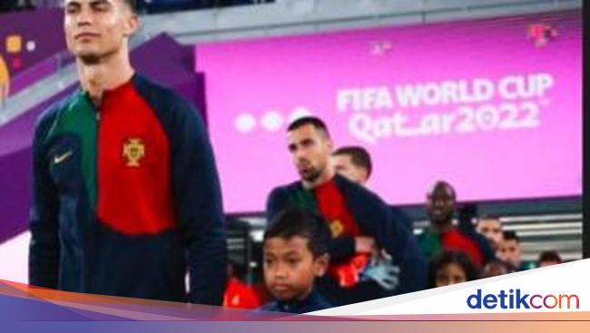 Ronaldo teams up with the Indonesian boy in the 2022 World Cup match between Portugal and Ghana