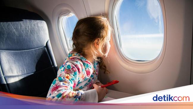 This mother reports that she is sitting separately from her son, airline: is there a problem?