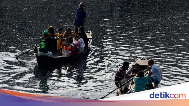 Menyeberangi Sungai Paling Tercemar di Bangladesh