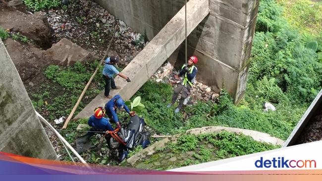 Pengendara Motor Jatuh Dari Jembatan Suhat Malang Setinggi 12 Meter