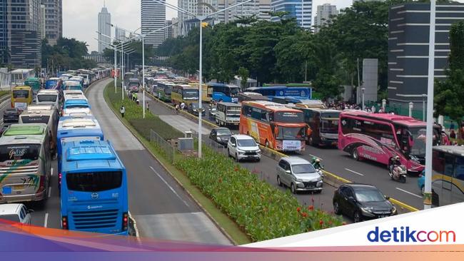 Jokowi’s scattering of volunteers causes traffic jams around GBK, the committee explained