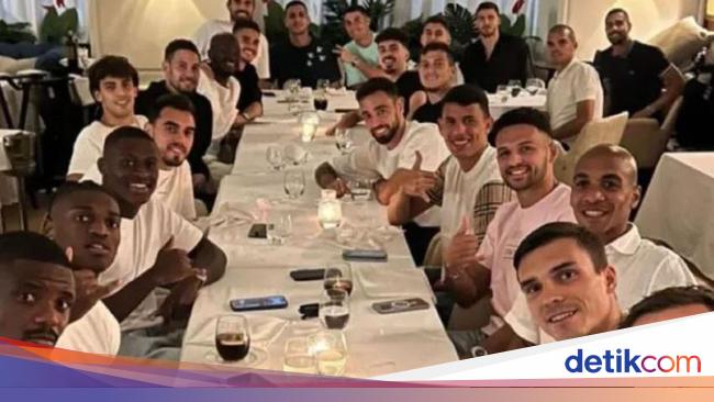 Oh!  Cristiano Ronaldo treats the Portuguese national team in a luxury restaurant