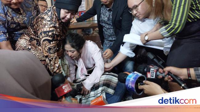 Winarsih, suspected ITE, Sujud begs forgiveness at the feet of Mother Dewi Perssik