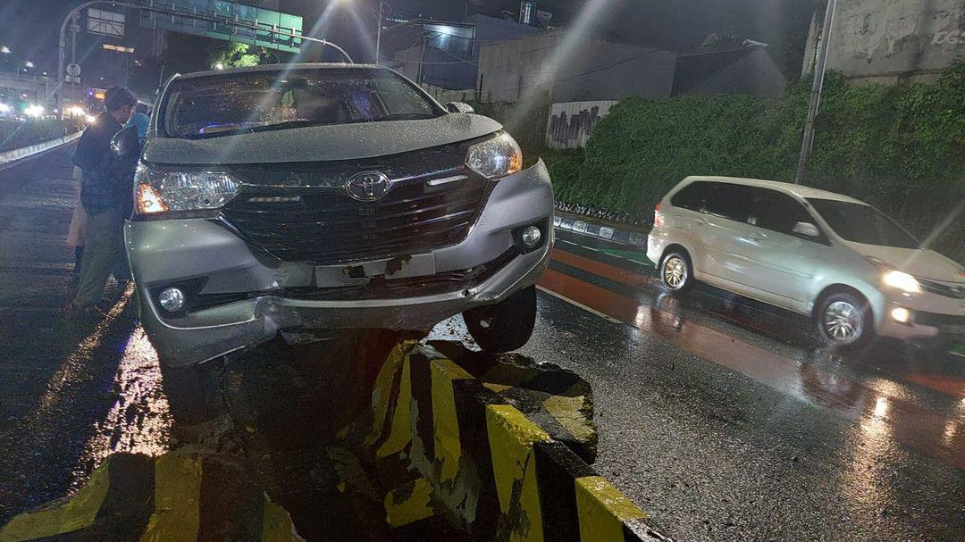 Mobil Tabrak Separator Di Jalan Gatot Subroto Jakpus