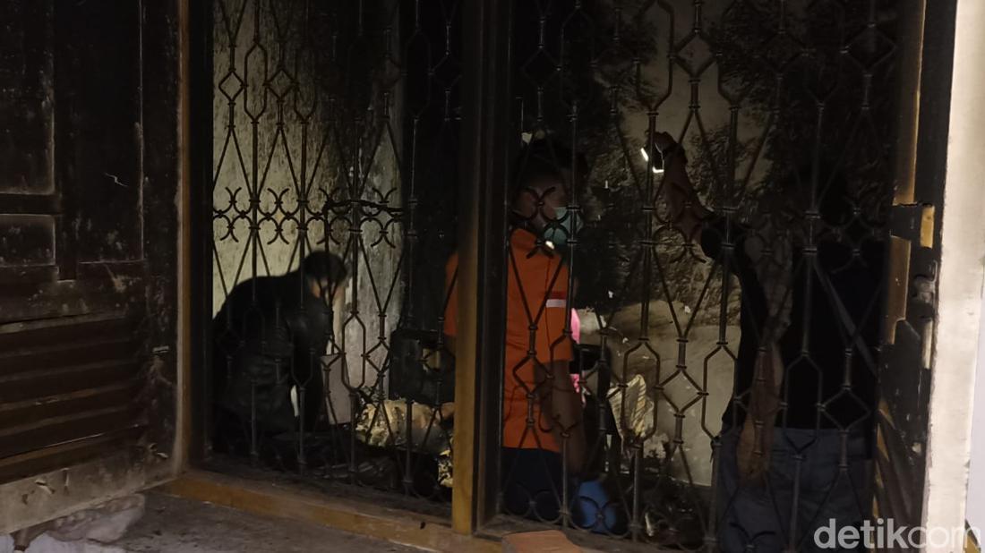 Kebakaran Tragis di Panekan Magetan: Lansia Tunanetra Terluka Parah Usai Rumah Ludes Dilalap Api, Diduga Akibat Puntung Rokok Kebakaran Tragis di Panekan Magetan: Lansia Tunanetra Terluka Parah Usai Rumah Ludes Dilalap Api, Diduga Akibat Puntung Rokok