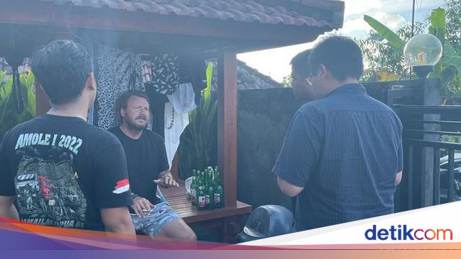 It is the face of Cyril Stiak, a fugitive from Interpol arrested in Bali