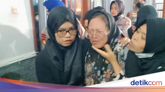 Tangisan Keluarga Warnai Kedatangan Jenazah Korban Heli Di Magetan