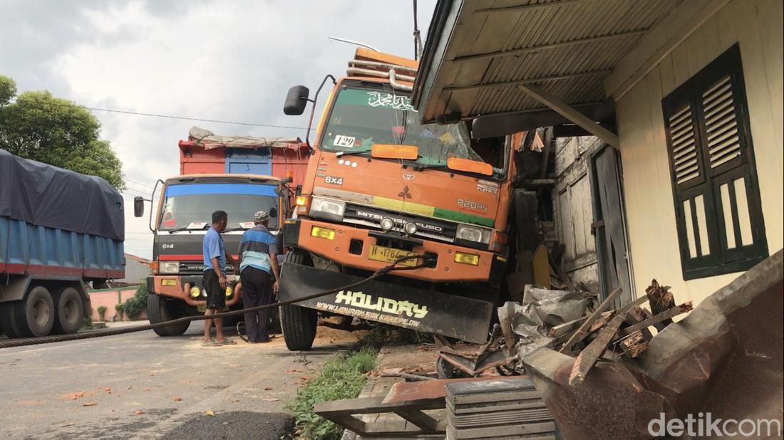 Truk Tronton Tabrak 3 Rumah Di Tepi Jalur Pantura Rembang