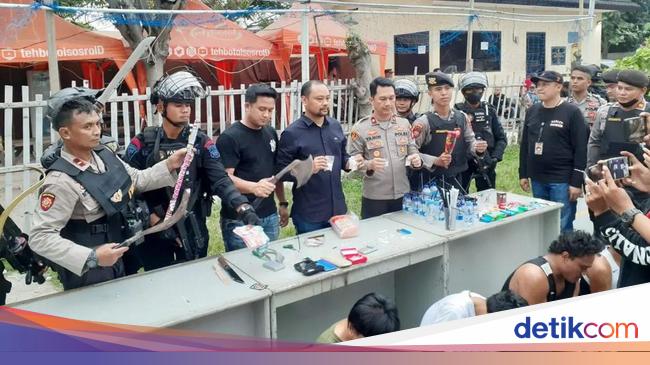 Barbarians in Kampung Bahari as firecrackers and stones are thrown at police