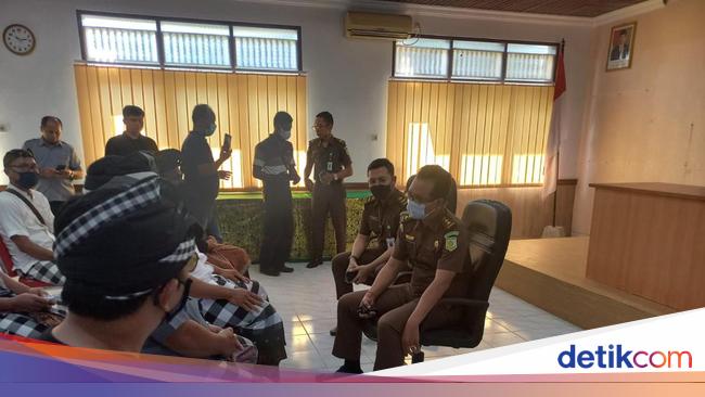 Prajuru Adat Tamblang Geruduk Kejari Buleleng Desak Tahan Ketua Lpd 0625