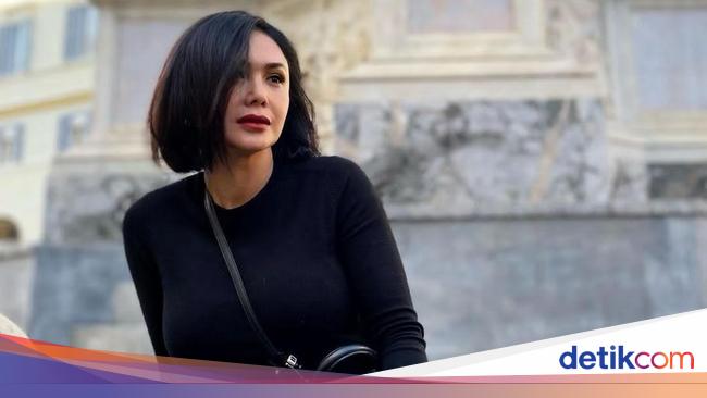Yuni Shara Ngaku Sering Pakai Baju Ukuran Anak-anak