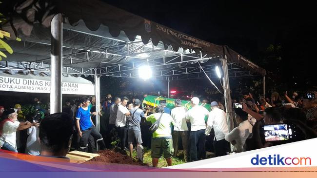 Ferry Mursyidan Baldan’s body arrives at Karet Bivouac cemetery