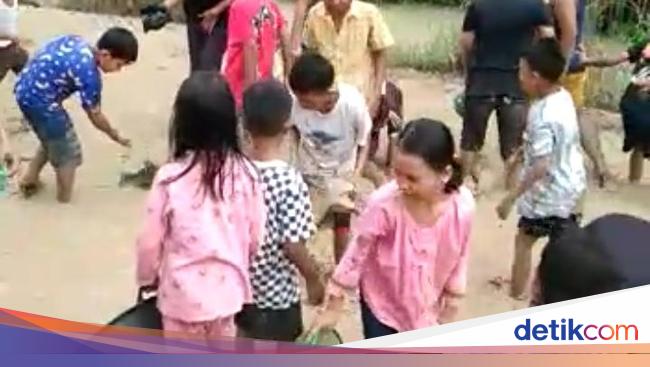 Puluhan Bocil di Asahan Bermain di Kubangan Lumpur Jalan Rusak