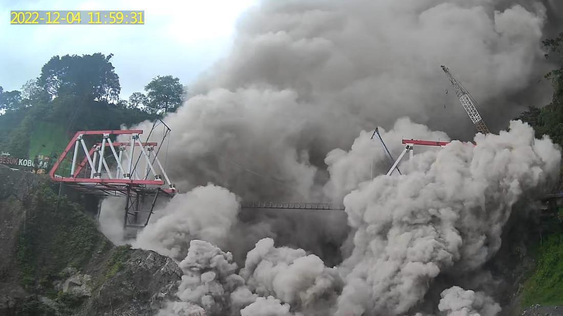 Video Penampakan Gunung Semeru Muntahkan Awan Panas Sejauh 7 Km