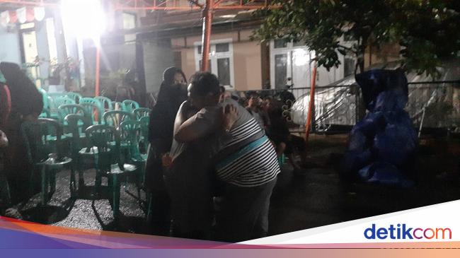 Haru’s tears greet the group of survivors of a bus crash entering a ravine in Magetan