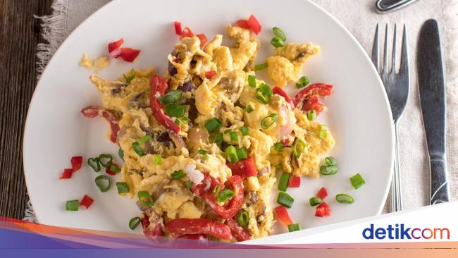 Orak arik telur pedas dalam piring keramik