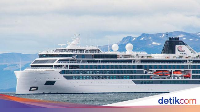 Giant waves kill cruise ship passengers