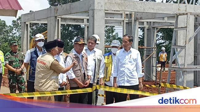 Momen Jokowi Tinjau Pembangunan Rumah Relokasi Korban Gempa Cianjur