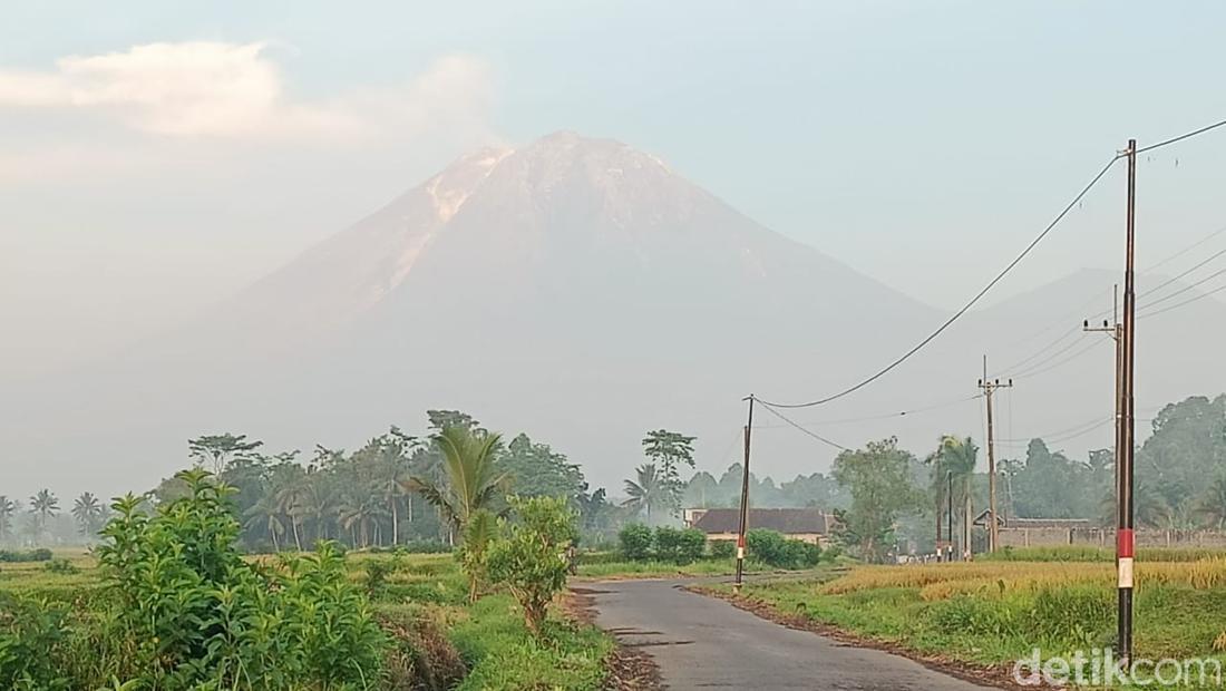 Penampakan Gunung Semeru Berstatus Awas Pagi Ini